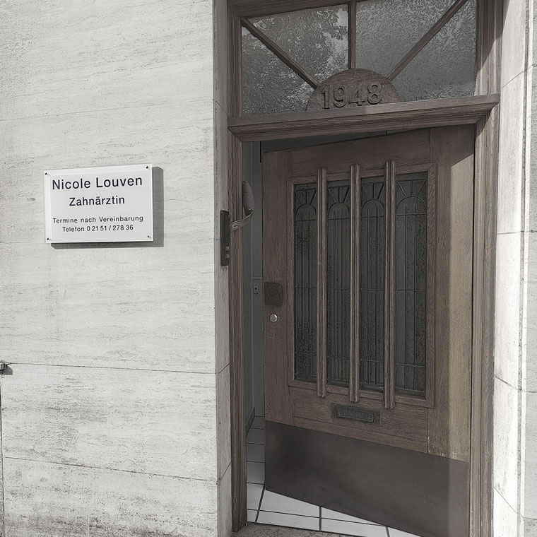 Eingang Zahnarztpraxis Louven - seit über 100 Jahren Zahnarztpraxis am Dionysiusplatz in Krefeld